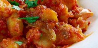 Patate al sugo buonissime provale come contorno stasera a cena si abbinano con tutto