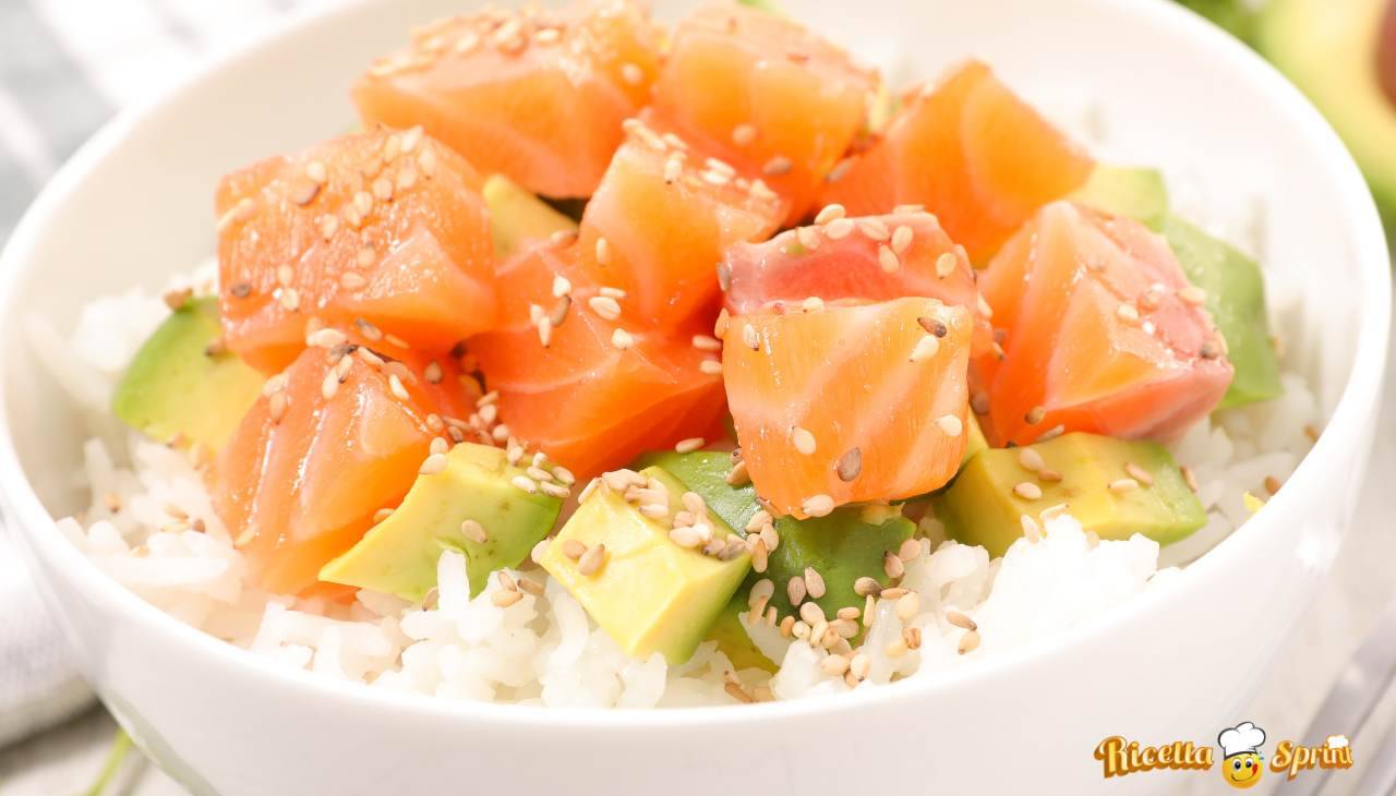 Prendi del salmone un avocado e del riso da sushi, e il tuo super poke sarà pronto in un attimo