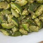 Butta nel tegame 3 zucchine, 2 di spicchi di aglio e una pioggia di prezzemolo, contorno pronto in 10 minuti