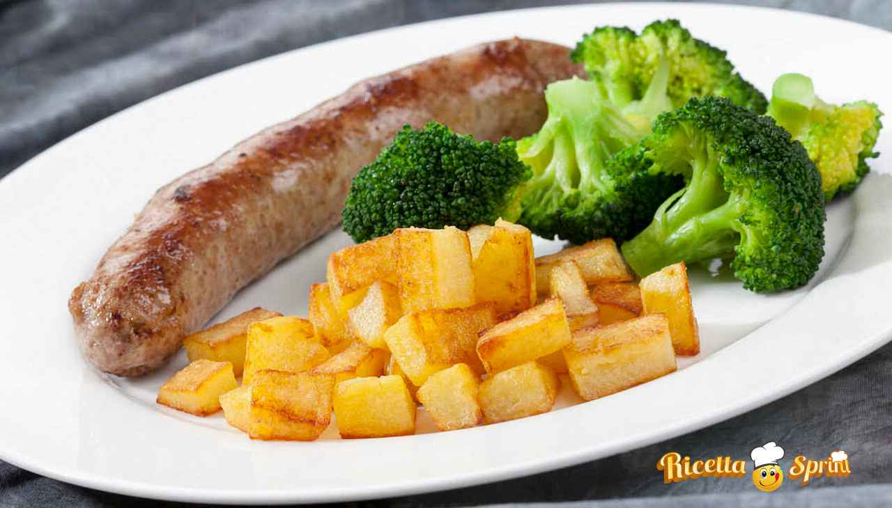 Prendi due patate un paio di salsicce e un bel broccolo metti tutto al tegame e assapora una cena fantastica