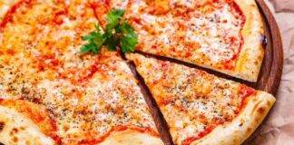 500 g di farina, 350 ml di acqua 3 grammi di lievito, a cena stasera pizza a go go.