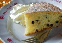 Con della buona ricotta e delle scaglie di cioccolato prepari questa fantastica torta
