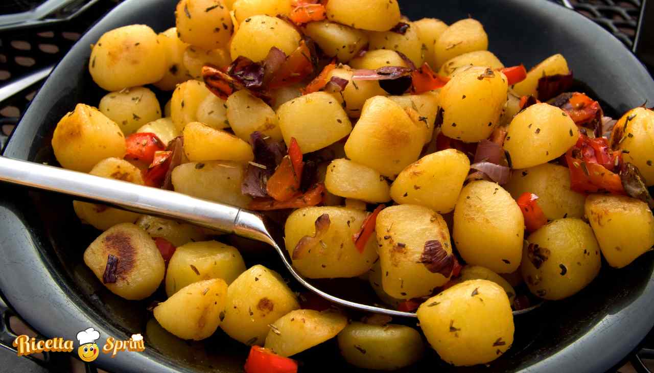 Peperoni e patate al forno non sporchi nulla ed è subito pronto