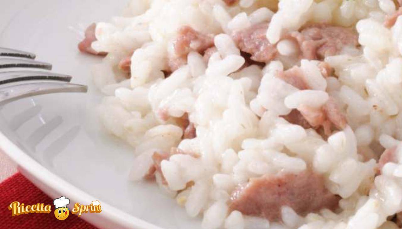Metti a rosolare una salsiccia con della cipolla, prepara un brodetto e cucina questo fantastico risotto