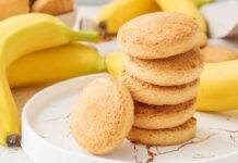 Biscotti alla banana: se li inzuppi nel latte sentirai che bontà Biscotti alla banana se li inzuppi nel latte sentirai che bontà