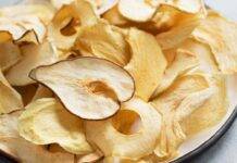 Chips di pere e mele perfette da sgranocchiare a merenda