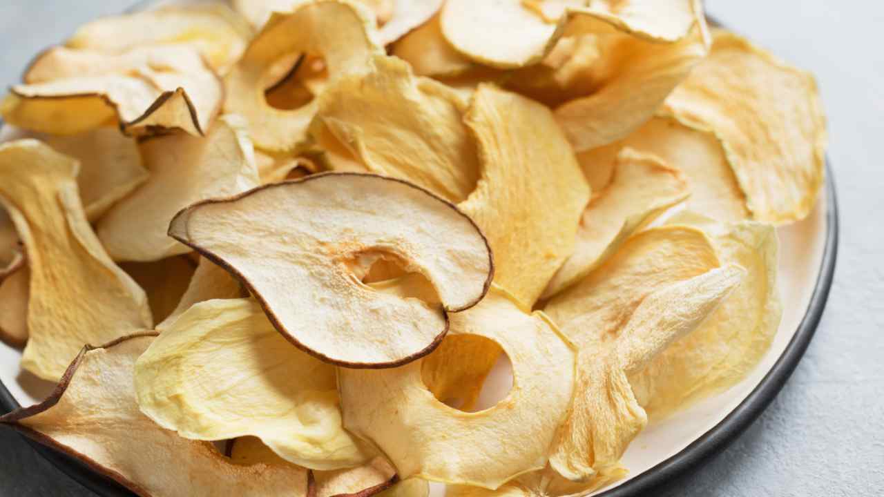 Chips di pere e mele perfette da sgranocchiare a merenda
