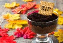 Cioccolata calda con le lapidi di halloween, prontissimi per la notte delle streghe