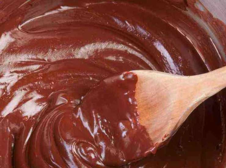 Come fare un incredible ganache al cioccolato per dolci e dessert al cucchiaio. Foto di Ricetta Sprint