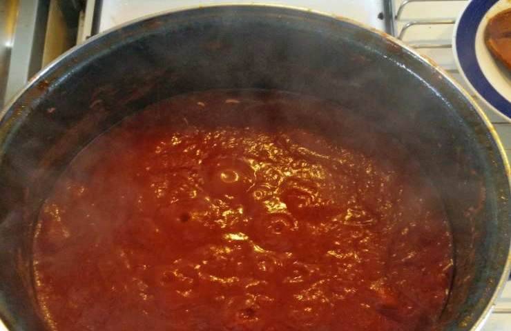 Della passata di pomodoro in fase di cottura