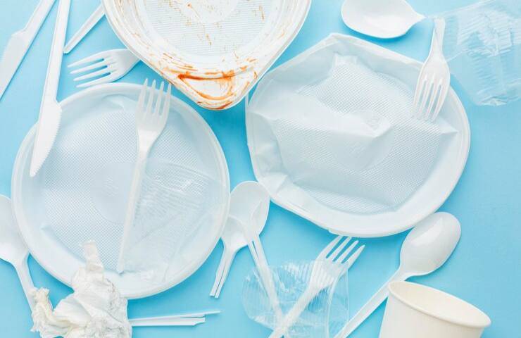 Diversi piatti e stoviglie in plastica