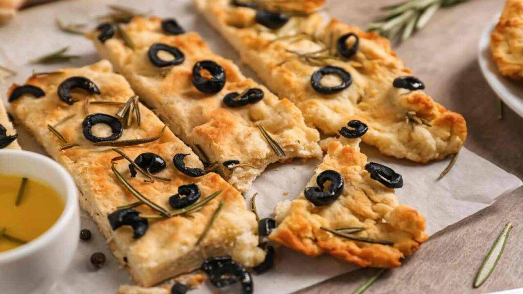 Focaccia croccante alle olive: finirà in un battibaleno - RicettaSprint.it