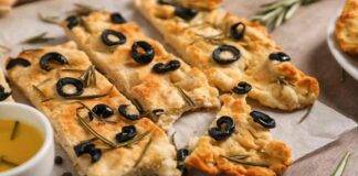 Focaccia croccante alle olive finirà in un battibaleno