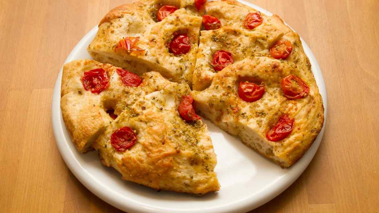 Focaccia veloce con pomodorini, solo se hai la friggitrice ad aria 