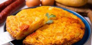 Frittata di patate e salame piccante bastano 3 ingredienti per una cena diversa dalla solita