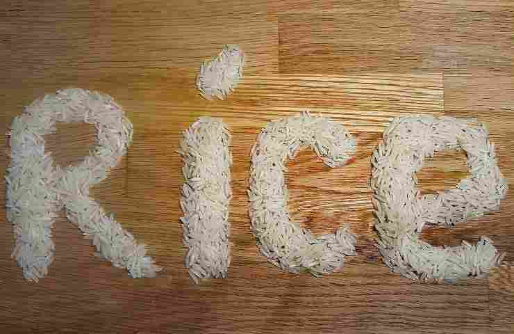 La scritta Rice fatta con il riso