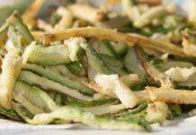 Taglia le zucchine a listarelle, infarinale, spadellale: pochi minuti e il contorno è pronto