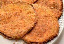 Melanzane in teglia: affetti, condisci e metti in forno. Poche calorie, e la cena è pronta! Melanzane in teglia: affetti, condisci e metti in forno. Poche calorie, e la cena è pronta!