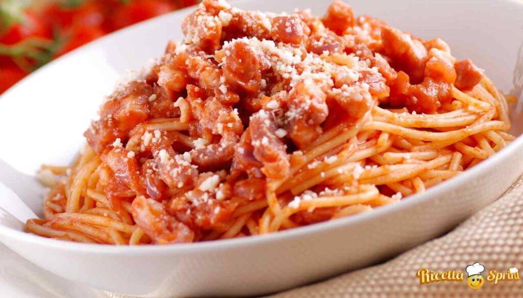 Pasta alla amatriciana, ma io la faccio con la cipolla e poi la sfumo
