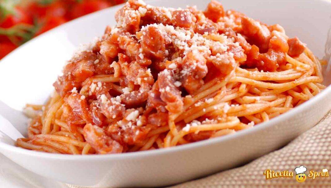 Pasta alla amatriciana, ma io la faccio con la cipolla e poi la sfumo