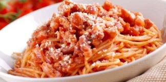 Pasta alla amatriciana, ma io la faccio con la cipolla e poi la sfumo al vino, pazzesca!