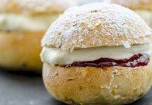 Panini dolci con crema al latte e marmellata