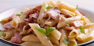 Pasta ubriaca al bacon in 10 minuti la prepari, ti salverà spesso il pranzo