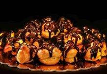 Profiteroles di crema al limone e e cioccolato fondente, un dessert da chef Profiteroles di crema al limone e e cioccolato fondente
