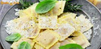 Ravioli cacio e pepe, con un ripieno come questo per il condimento ci fermiamo ad un noce di burro