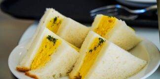 Sandwich di frittata di uova ai 4 formaggi