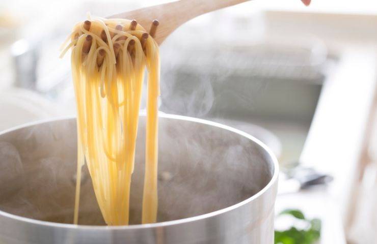 Spaghetti in pentola messi a cuocere