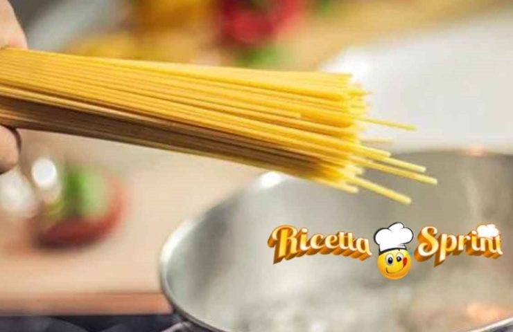 Spaghetti pronti ad essere tuffati nella pasta