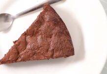Con 100 g di burro e 200 g di cioccolato fondente fai una torta tenerina da paura