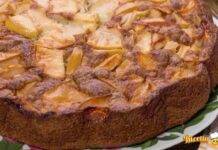 Unisci le mele all'impasto, mescola e inforna la torta: solo150 calorie a fetta!
