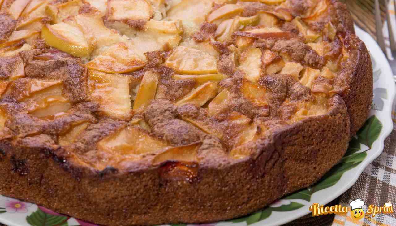 Unisci le mele all'impasto, mescola e inforna la torta: solo150 calorie a fetta!