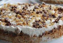 Torta pasticciata con frutta secca e cioccolato
