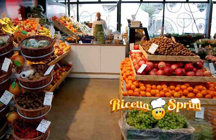 Un negozio di frutta e verdura