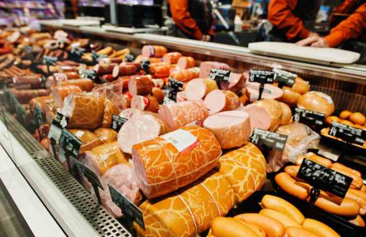 Un reparto carne ed insaccati in un supermercato