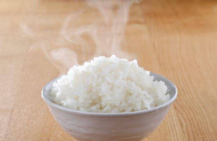 Una scodella di riso caldo