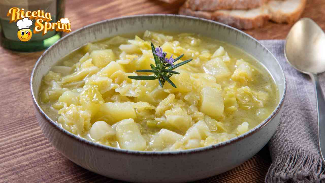 Zuppa verza e patate il pranzo perfetto per le prime giornate fredde