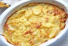 Prendi la verza e le patate e mettile in padella, aggiungi la scamorza e accendi il gas. Prendi la verza e le patate e mettile in padella, aggiungi la scamorza e accendi il gas.