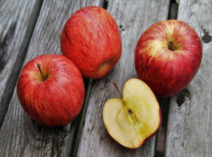 Prendi due mele e un pezzetto di zenzero: affetta tutto, friggi e mangia delle fantastiche frittelle. Foto di Ricetta Sprint