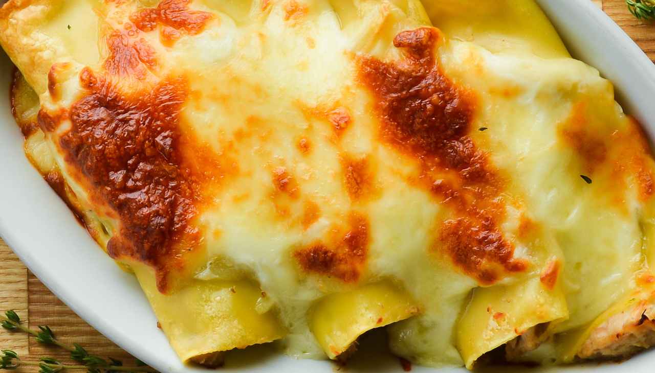 Rotolo di pasta con prosciutto e formaggio: cospargi di besciamella e inforna