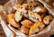 Cantuccini al cioccolato, mandorle e granella di pistacchio: che spettacolo! Cantuccini al cioccolato, mandorle e granella di pistacchio: che spettacolo!