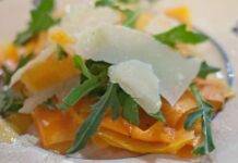 Carpaccio di zucca marinata con rucola e parmigiano, piatto senza cottura dal sapore esplosivo