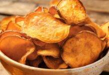 Chips di patate dolci croccanti e non fritte, cotte al forno Chips di patate dolci croccanti e non fritte, cotte al forno