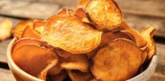 Chips di patate dolci croccanti e non fritte, cotte al forno