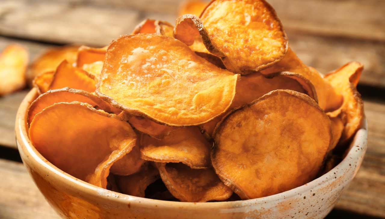 Chips di patate dolci croccanti e non fritte, cotte al forno