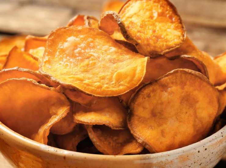 Chips di patate dolci croccanti e non fritte, cotte al forno. Foto di Ricetta Sprint