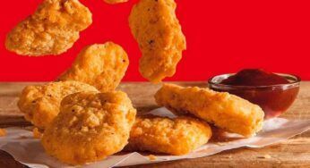 Vegano mangia una crocchetta di pollo (vera) al fast food: la sua reazione è esagerata